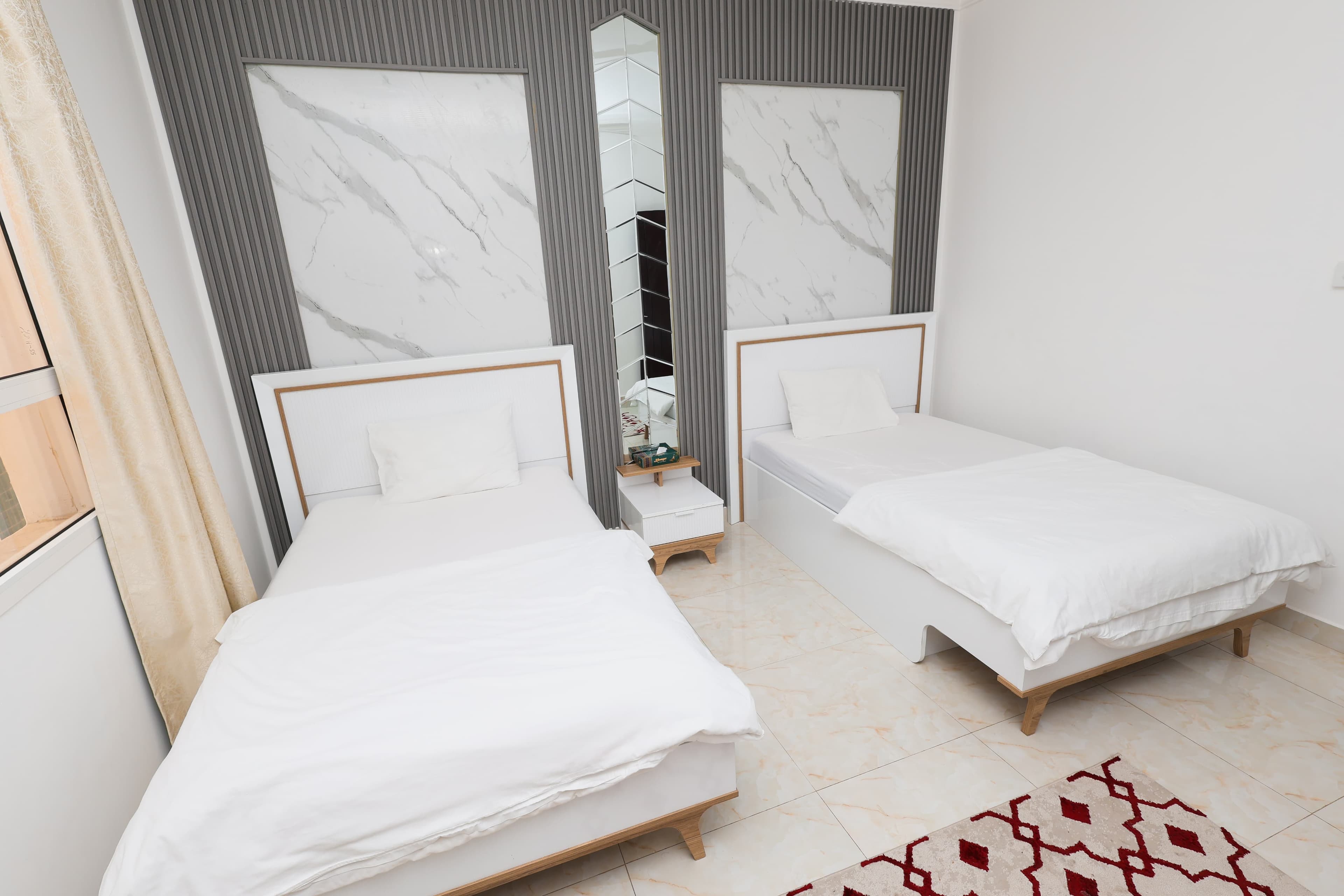 الحمام في شقة شقة غرفتيين و صالة المفروشة