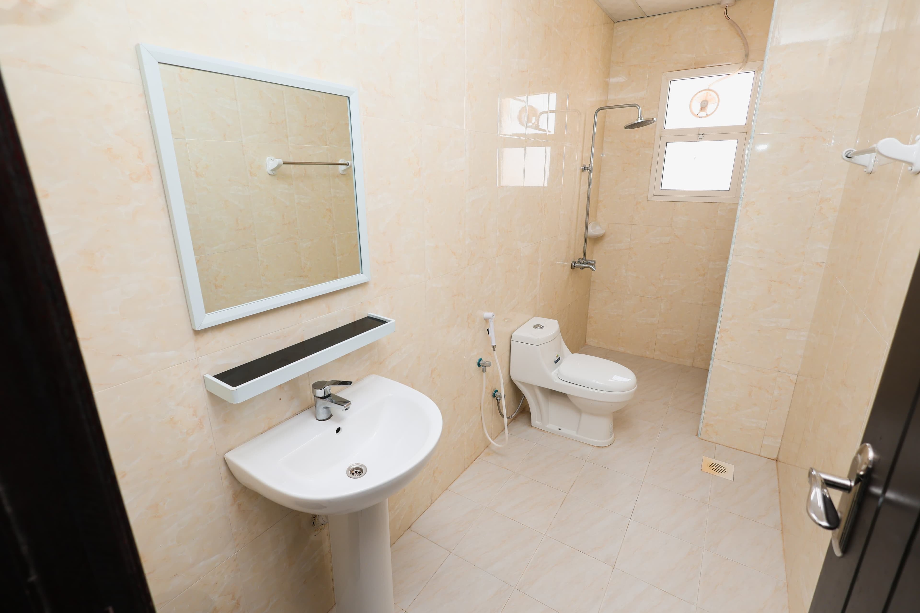 إطلالة الشرفة من شقة غرفتيين و صالة، الحي التجاري نسائم صلاله للأجنحة والشقق الفاخرة