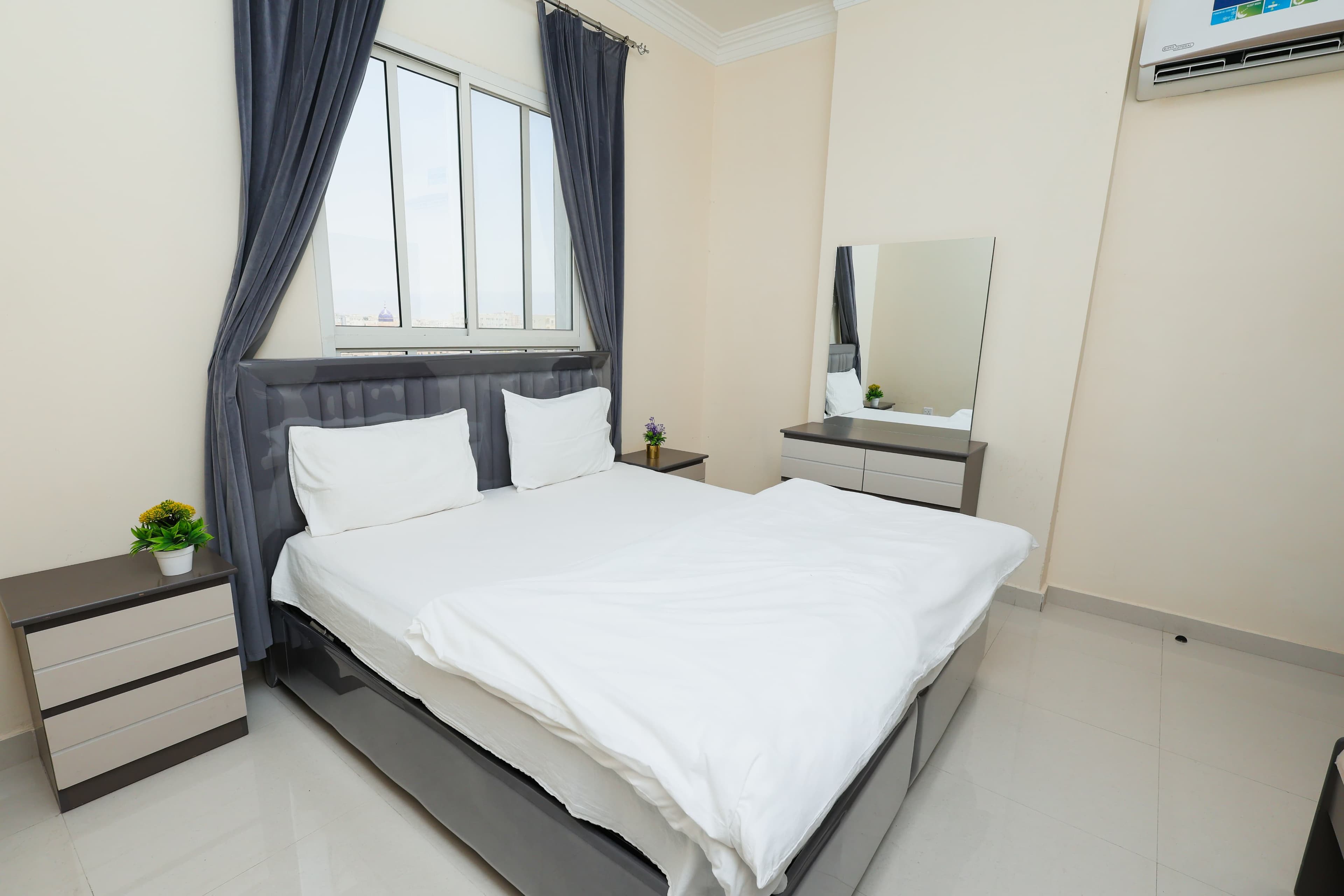 غرفة معيشة واسعة في شقة بغرفتين ، شقة مفروشة في صلالة